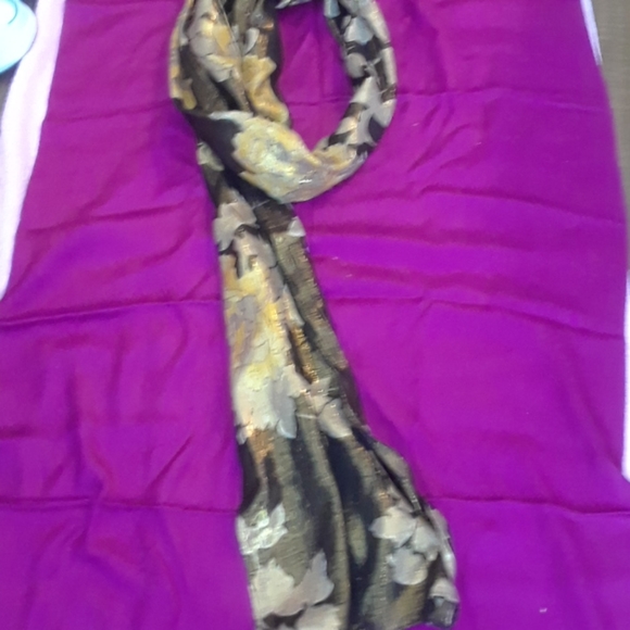 Beautiful Scarf - Picture 4 of 4